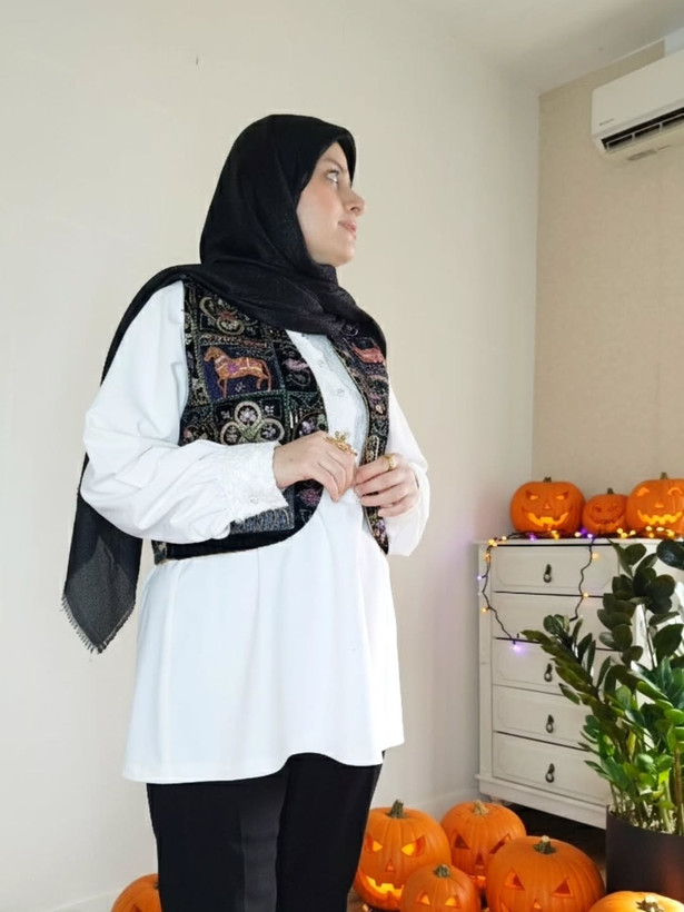 جلیقه مخمل نه هزار هندی با شومیز کرپ زبده