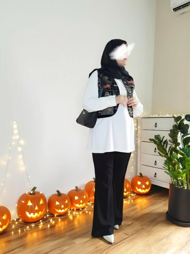 جلیقه مخمل نه هزار هندی با شومیز کرپ زبده