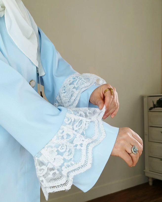 مانتوزنانه مدل آبی مه آلود کتان لمه و گیپور دانتل